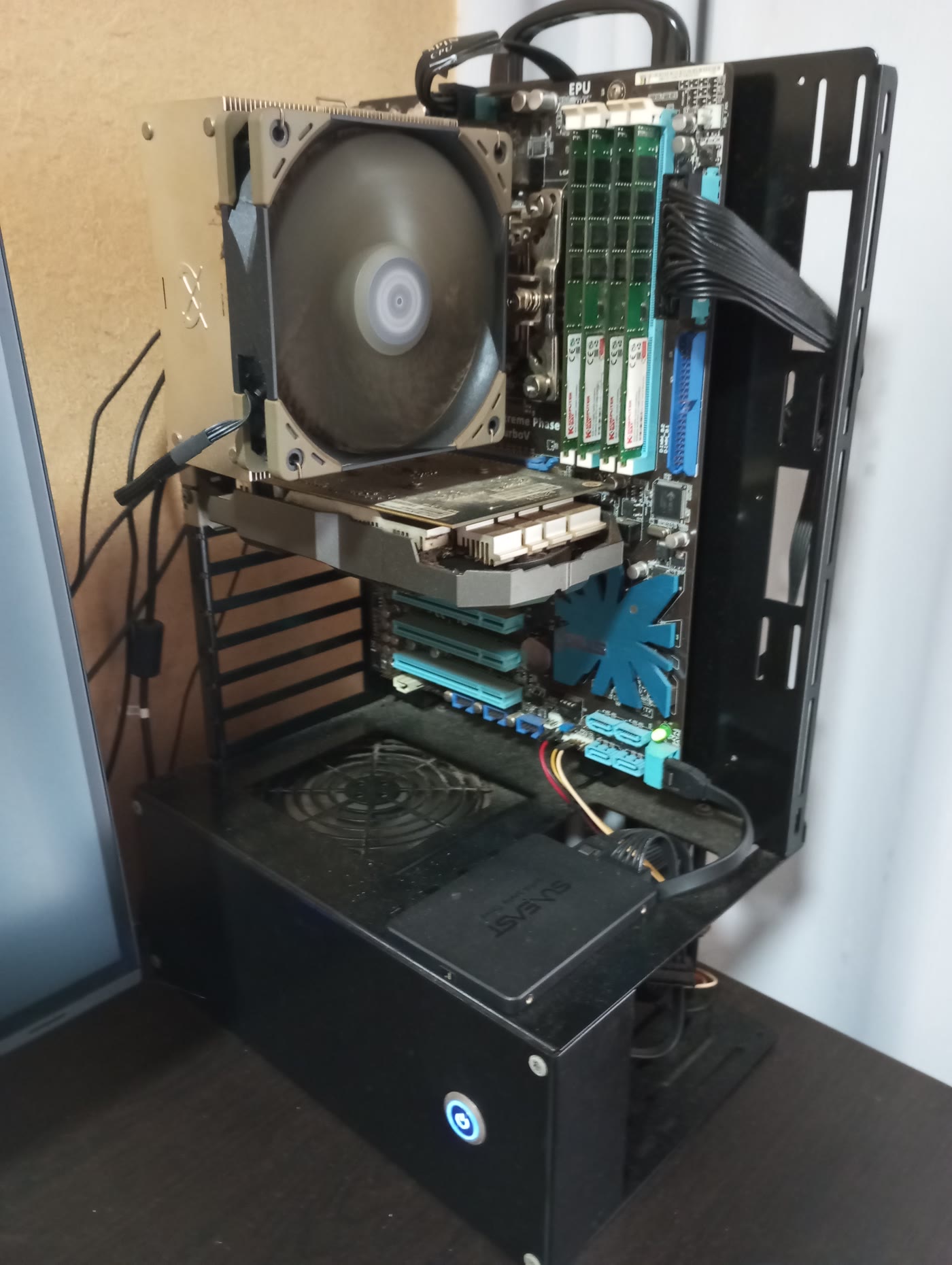 オープンフレームに組まれたMain Desktop。大型CPUクーラー、4枚のメモリ、グラフィックカードが見える。