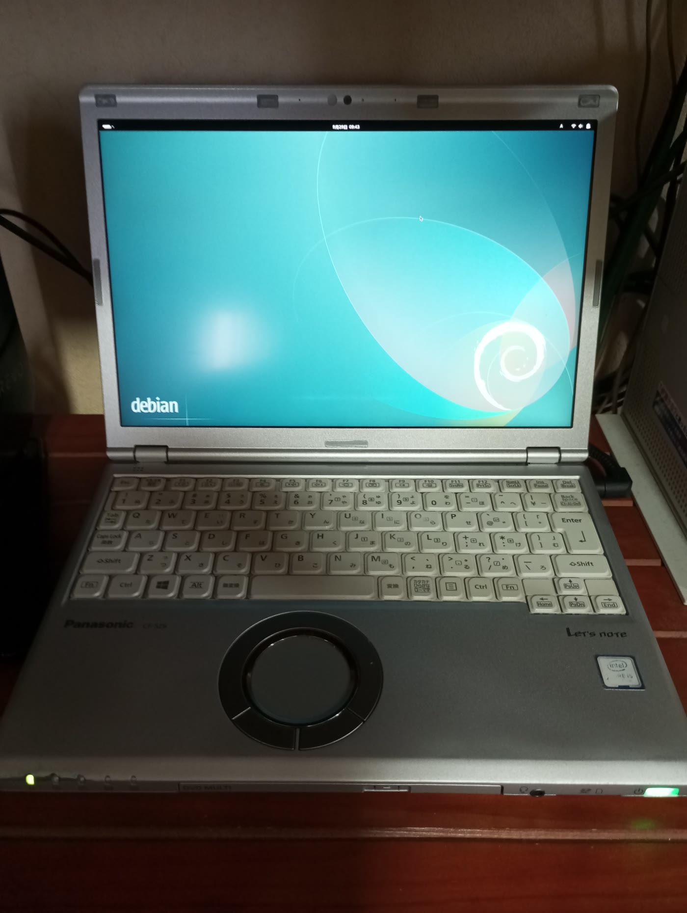 Debian 13のデスクトップが起動しているPanasonic Let's note CF-SZ6。